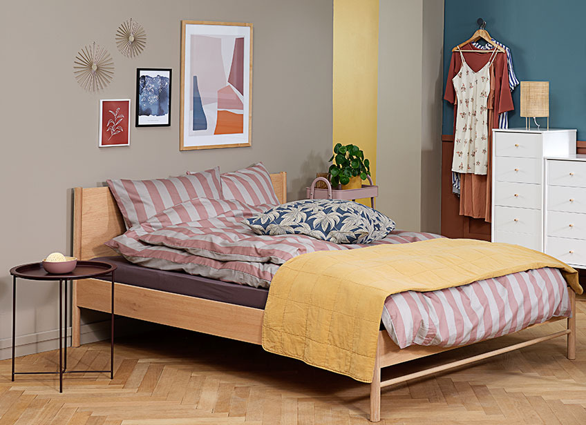 VALMUE gewatteerd plaid dat als bedsprei kan dienen of als picknickdeken Gewatteerd plaid, gebruikt als bedsprei,in een slaapkamer op een groot bed