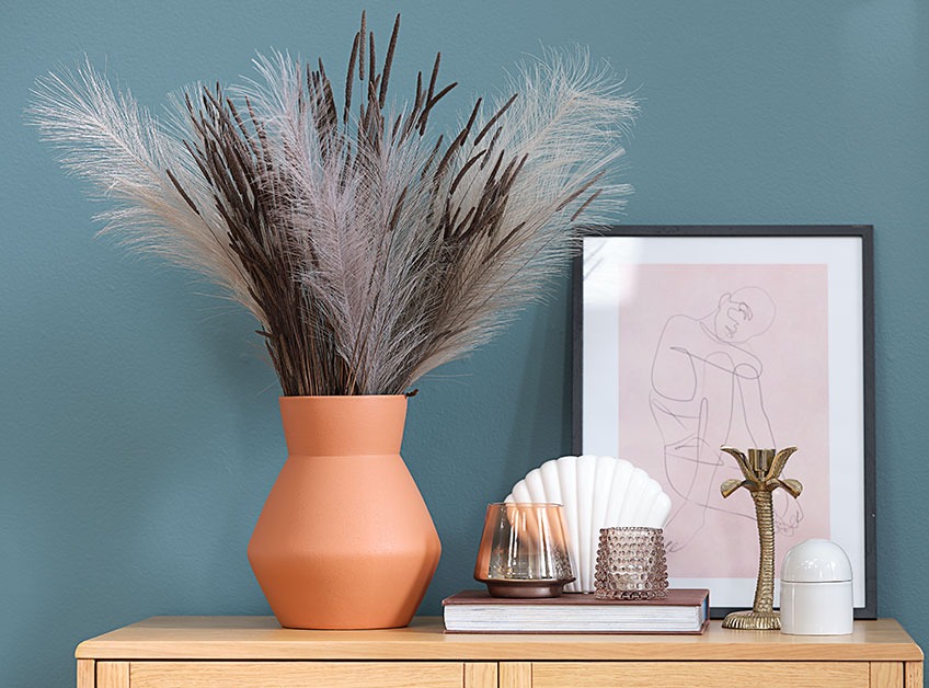 SVERRE vaas met KRISTOFFER kunstbloemen Vaas met kunstbloemen op een dressoir