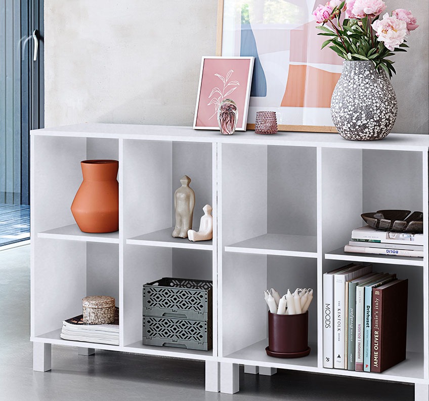 Boekenkast met boeken en andere decoratie