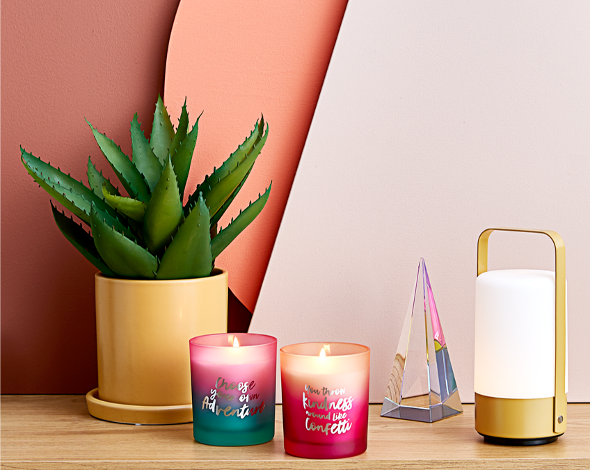 STEINAR kunstplant met batterijlamp VILLY en PALLE kaarsjes in verschillende kleuren Woonkamer decoratie met kunstplant en kaarsjes