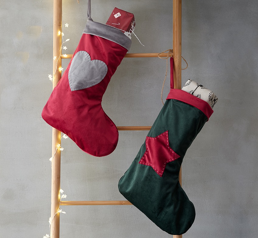 LASURIT kerstsokken op VANDSTED decoratieve ladder met KRYOLIT lichtketting Kerstsokken in rood en groen op een decoratieve ladder