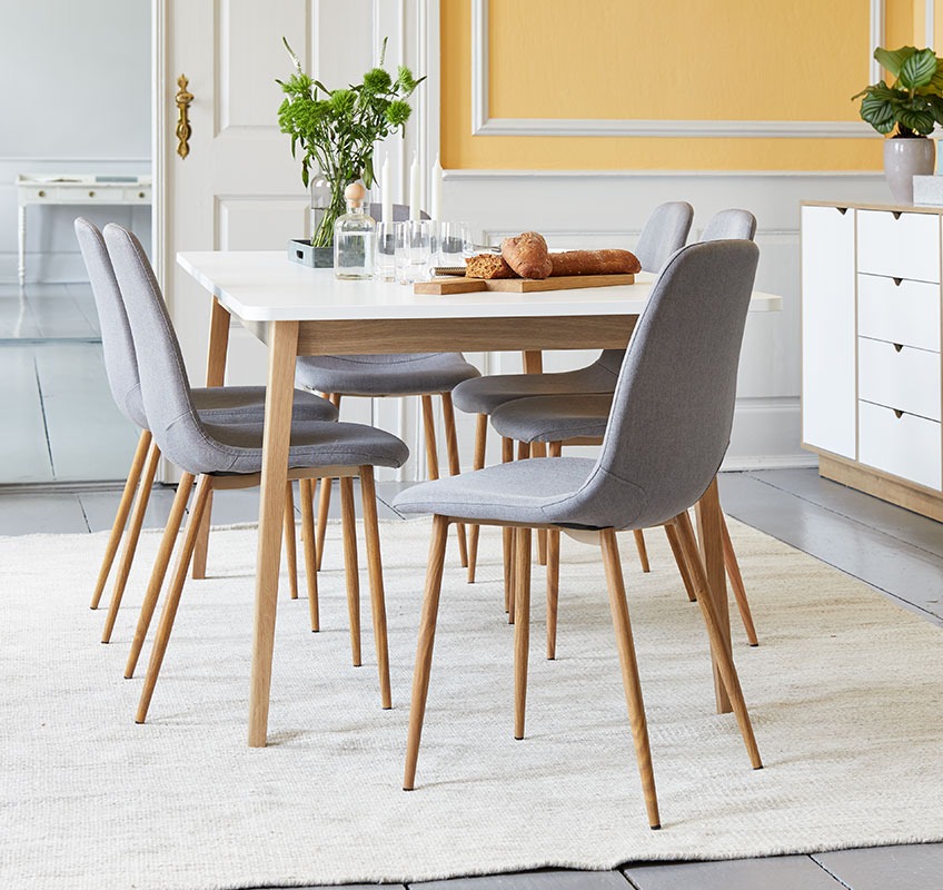 Eetkamer met eettafel en 6 eetstoelen er omheen