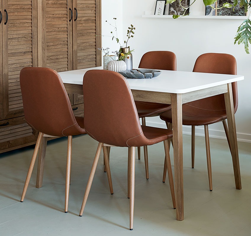 Eettafel met 4 eetkamerstoelen in kunstleer 