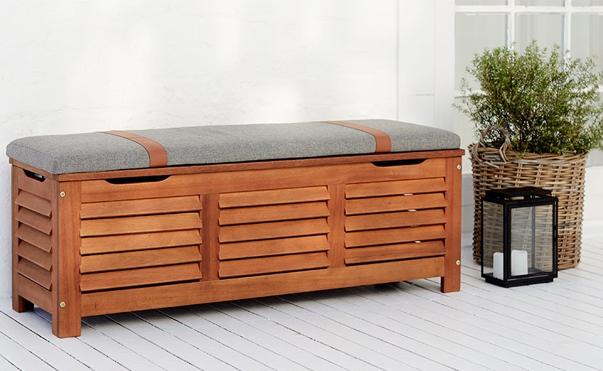 KARLBY opbergbox met bergruimte en zitplaatsen Houten opbergbank voor buiten op een patio met plantenbak en lantaarn