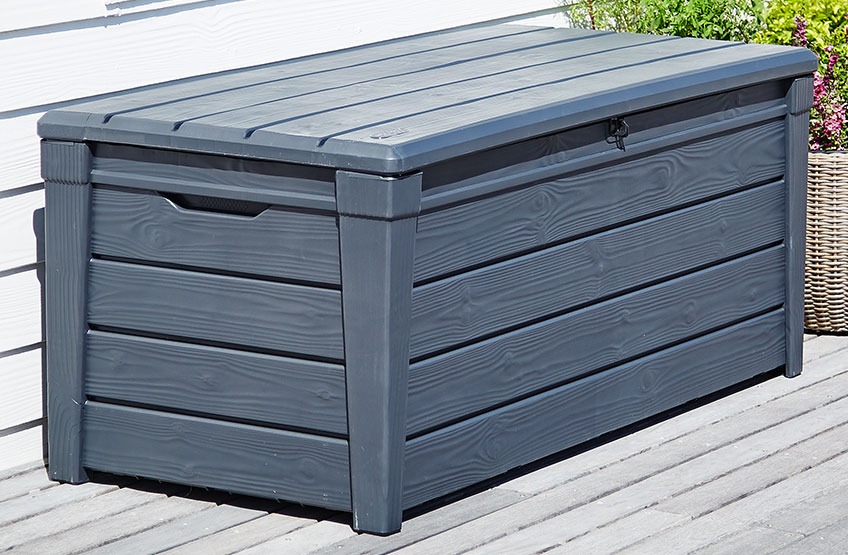 SVENDBORG kussenbox kan ook gebruikt worden als bank Grijze kussenbox op een houten terras