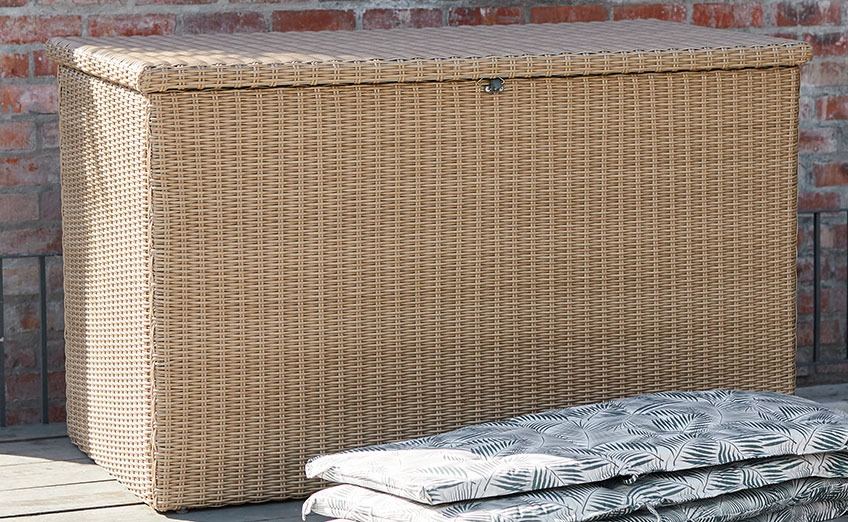 TAMBOHUSE kussenbox is ook beschikbaar in zwart Grote kussenbox op een houten terras