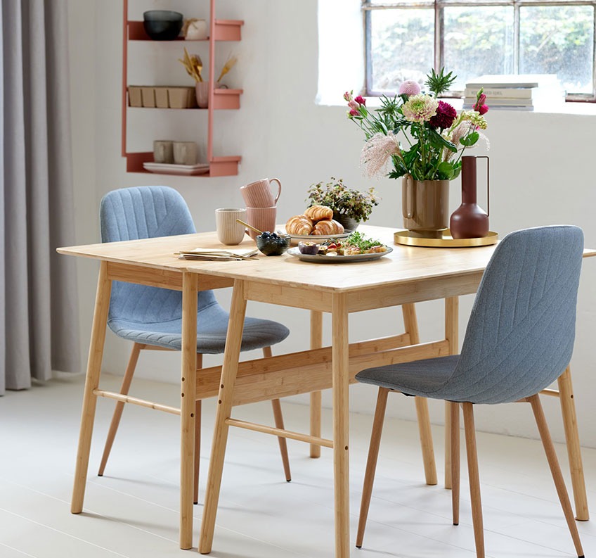 VANDSTED bureaus en JONSTRUP eetkamerstoelen Bamboe bureaus bij elkaar gecombineerd tot een eettafel en grijze eetkamerstoelen