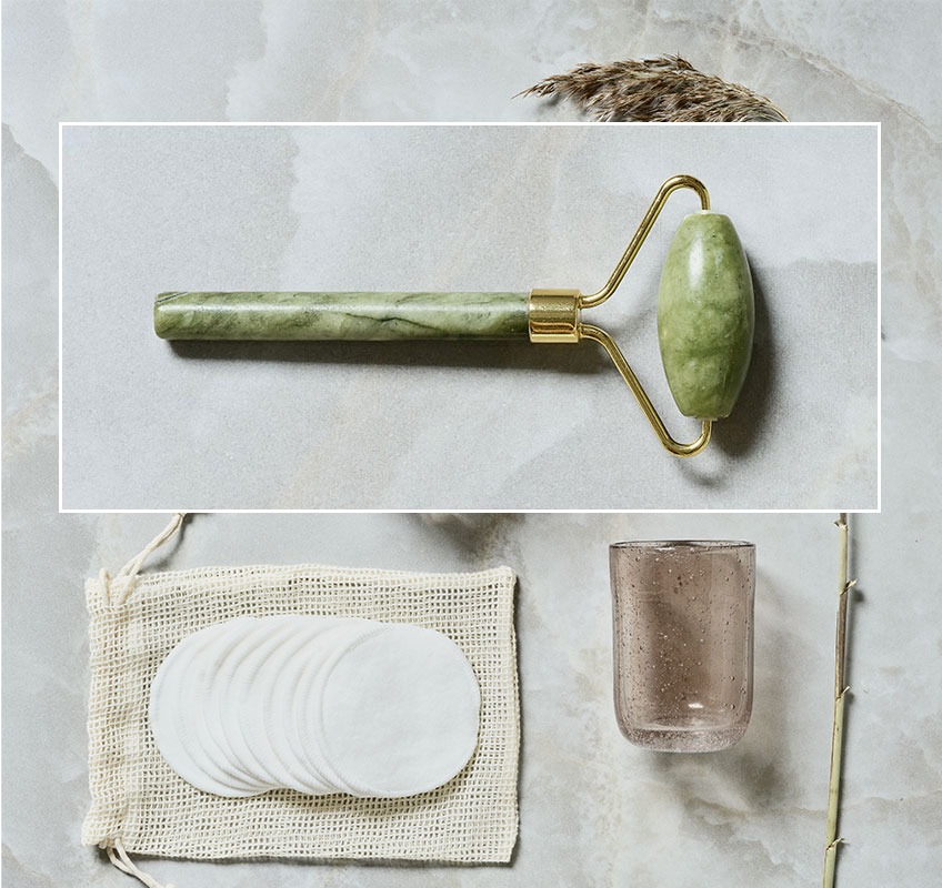 VALLSTA gezichtsroller, VAD make-up pads, en ESSVIK tandenborstelhouder Gezichtsroller van jadesteen en herbruikbare make-uppads van katoen en bamboe