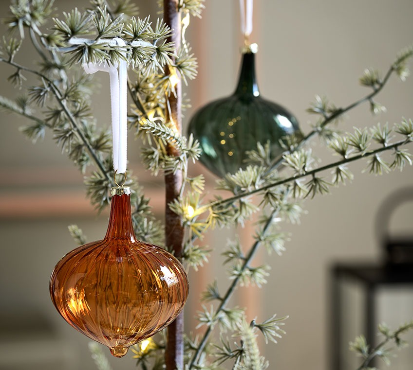 Glazen kerstballen in een smalle kerstboom 