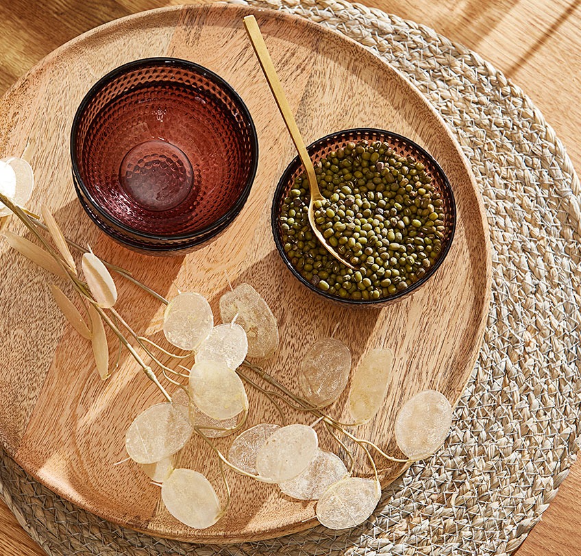 Placemats met houten dienblad en glazen schaaltjes