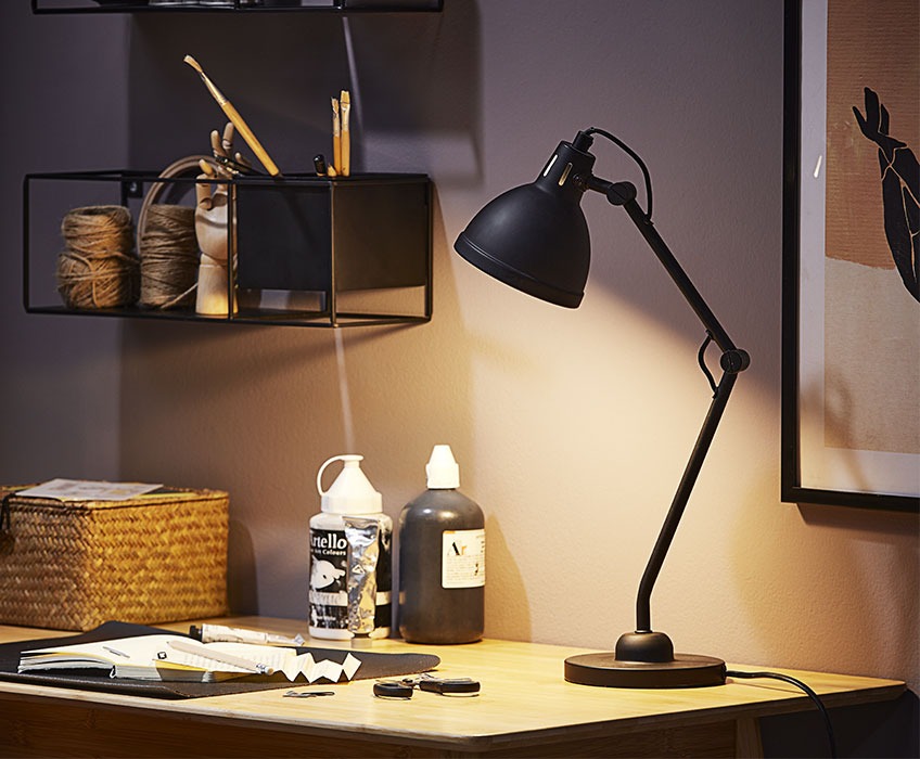 Zwarte tafellamp op een bureau