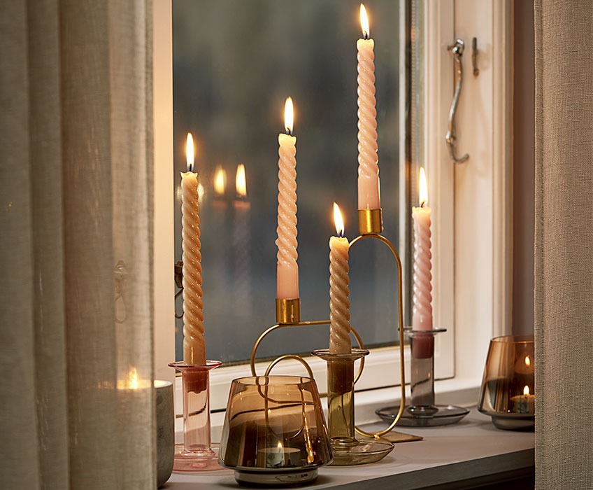 Decoratieve kandelaars en gedraaide lange kaarsen