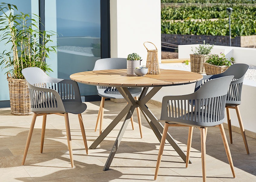 Ronde tuintafel met grijze tuinstoelen