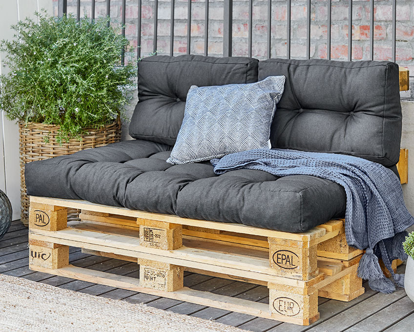 Pallet sofa with thick pallet cushions
