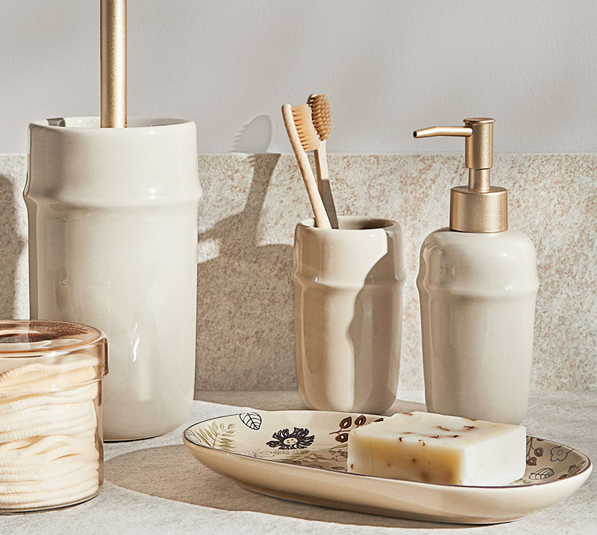 GRUMS voorraadpot en BOLIDEN badkamerset met tandenborstelhouder, zeepdispenser en toiletborstel Glazen voorraadpot en badkamerset van beige keramiek