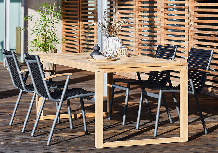 SADBJERG stapelbare stoelen en EBBESKOV tuintafel Stapelbare tuinstoelen van gerecycleerd aluminium en oceaanplastic en een tuintafel van gerecycleerd hout