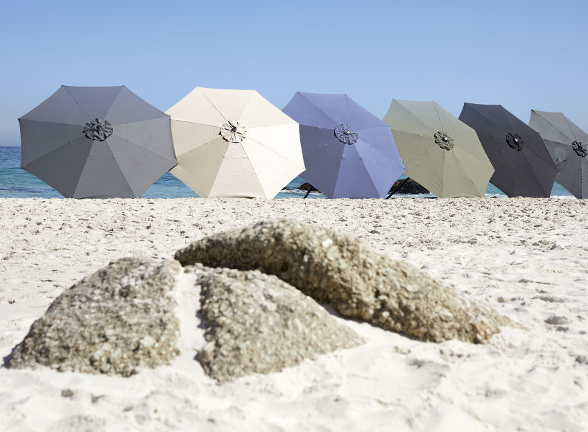 Parasols in verschillende kleuren op het strand