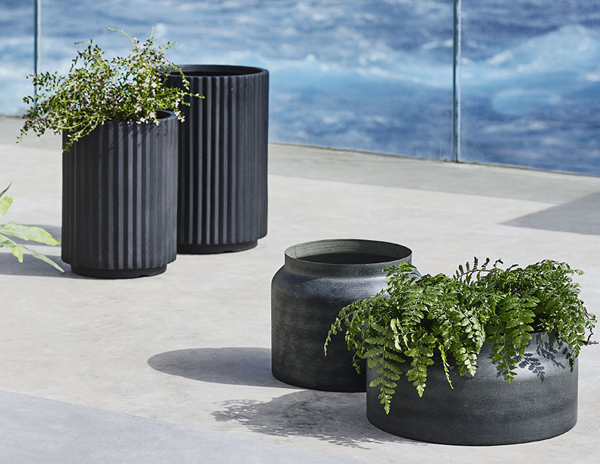 Hoge plantenbakken en lage plantenbakken op een groot balkon