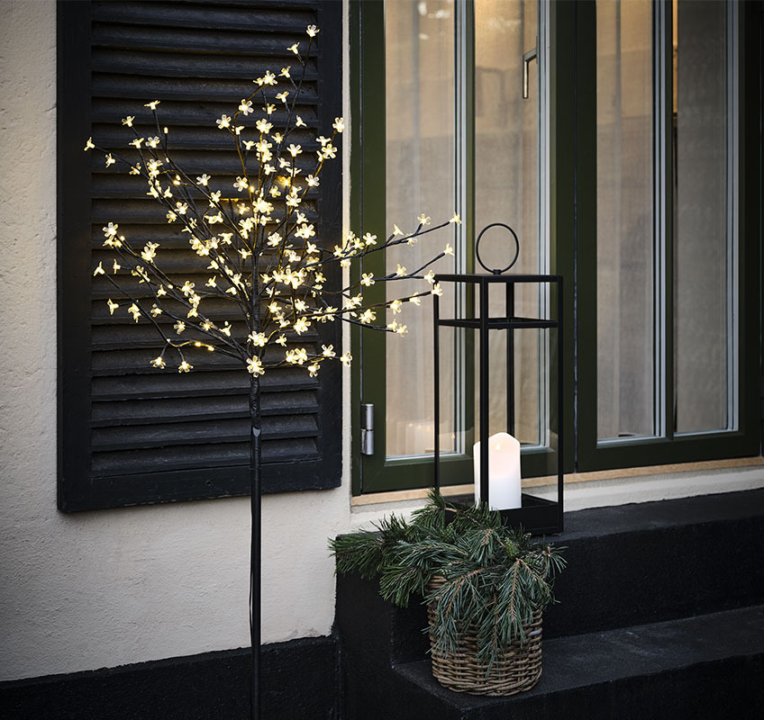 HLIN lampjesboom en VILLADS lantaarn Light tree with small flower lights and lantern with white candle