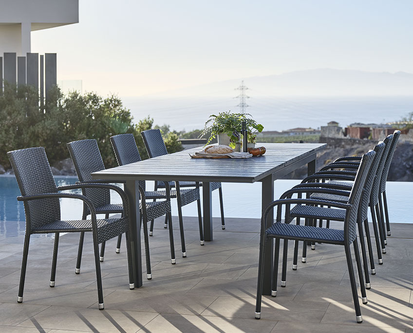 Table de jardin VATTRUP avec deux rallonges qui peuvent être rangées sous le plateau de la table Table de jardin extensible avec huit places assises