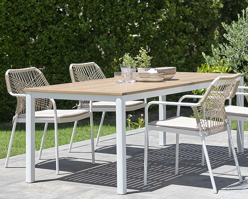 Table de jardin RAMTEN et chaises empilables FASTRUP Table de jardin avec cadre blanc et plateau en bois et quatre chaises empilables
