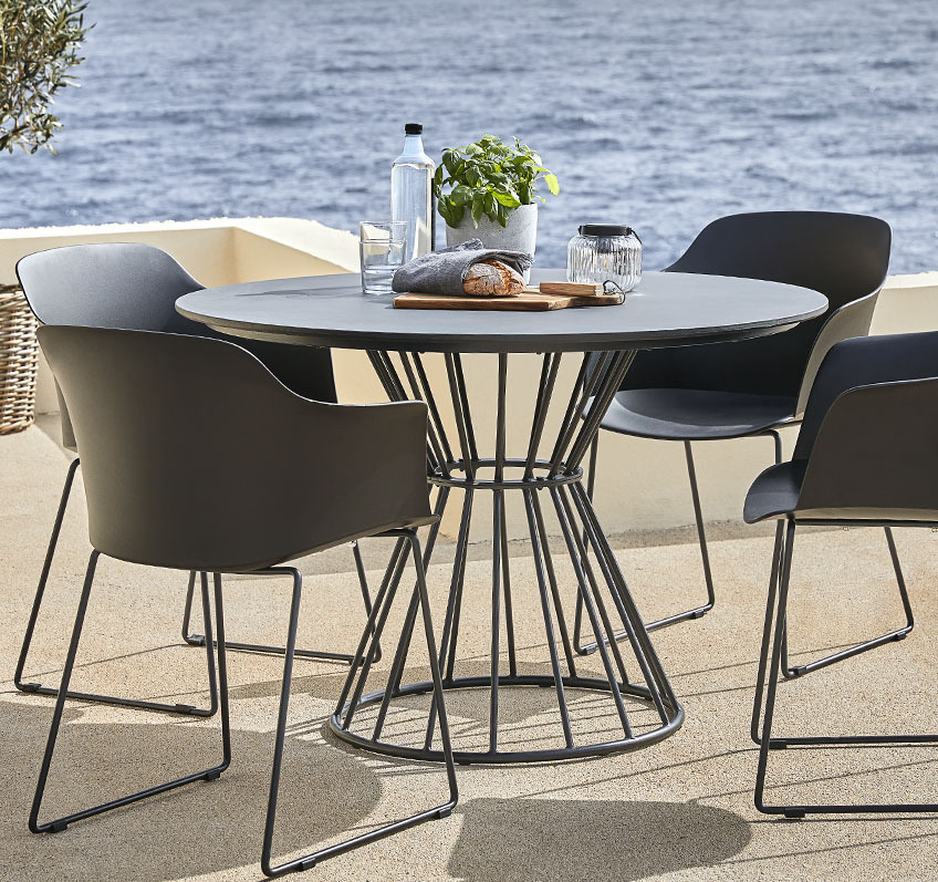 Table de jardin FAGERNES et chaises de jardin SANDVED Table de jardin ronde en métal et fibrociment et quatre chaises de jardin