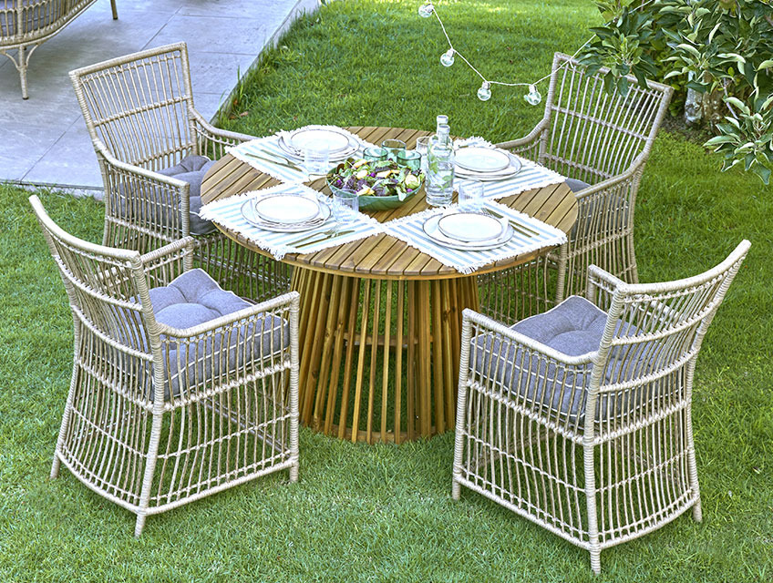 Table de jardin ronde avec base centrale et quatre chaises de jardin
