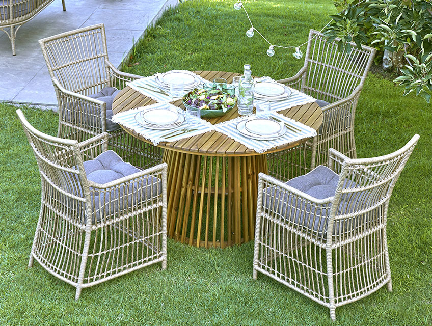 Table de jardin HOLTE et chaises de jardin FJELLERUP Table de jardin ronde avec base centrale et quatre chaises de jardin