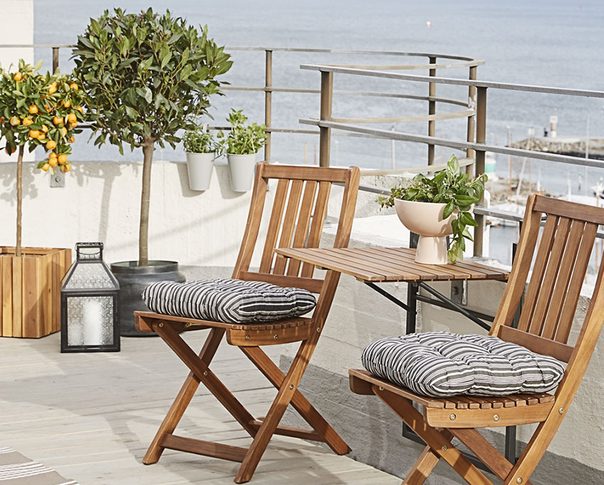Table de balcon INDHOLT et chaises pliantes EGELUND Balcon avec table de balcon montée sur un rail
