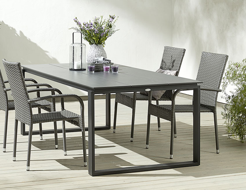Table de jardin KOPERVIK et chaises empilables GUDHJEM Table de jardin noire avec chaises de jardin sur une terrasse