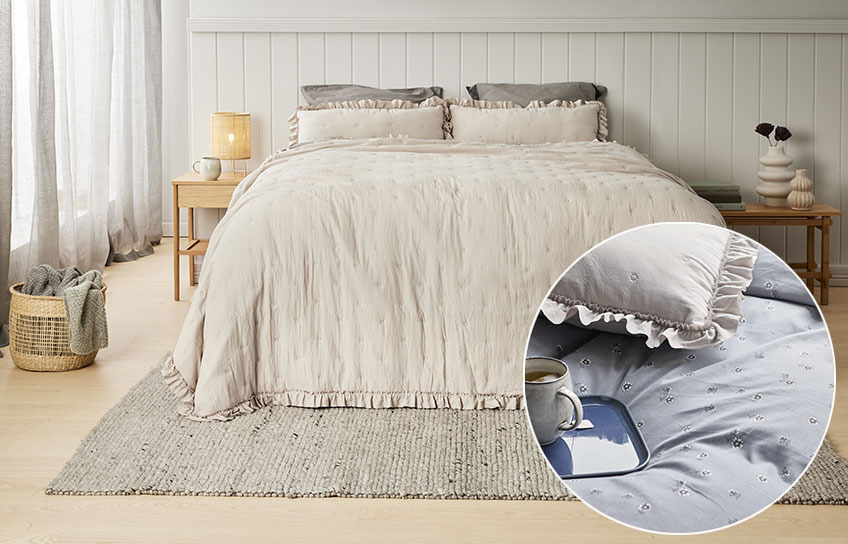 Couvre-lit et coussins de dos DUNHAMMER avec une photo de la parure de lit GERD Chambre avec un couvre-lit beige et des coussins de dos