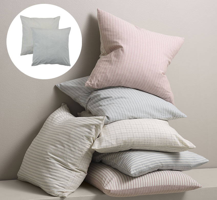 Housses de coussin GULDREGN dans différentes couleurs Coussins décoratifs empilés les uns sur les autres