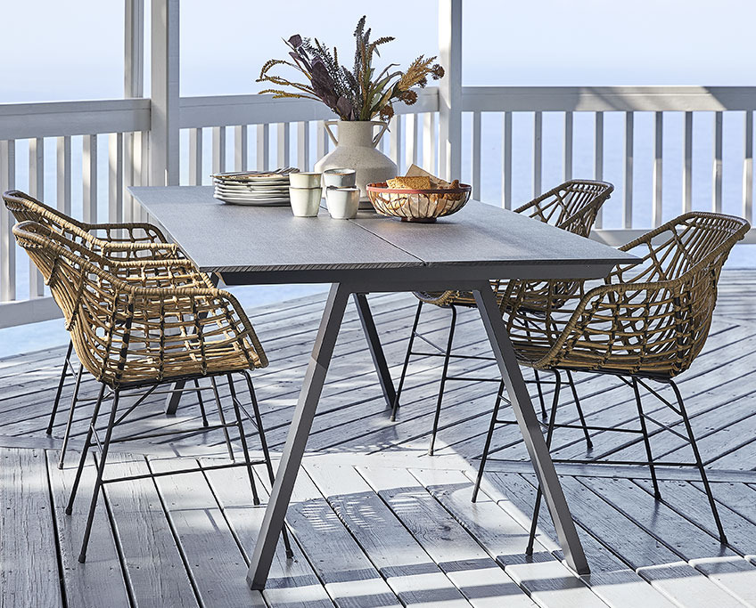 Table de jardin FAUSING et chaises de jardin ILDERHUSE Table de jardin rectangulaire et quatre chaises de jardin en osier