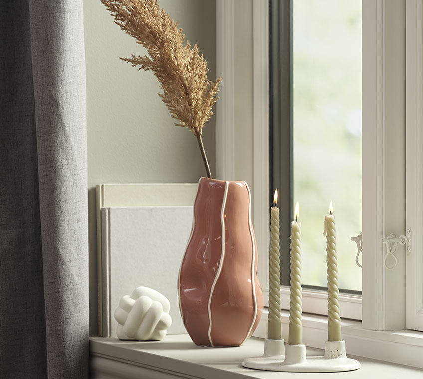 Vase ULF et bougeoir LAURITS Rebord de fenêtre avec un vase et un bougeoir