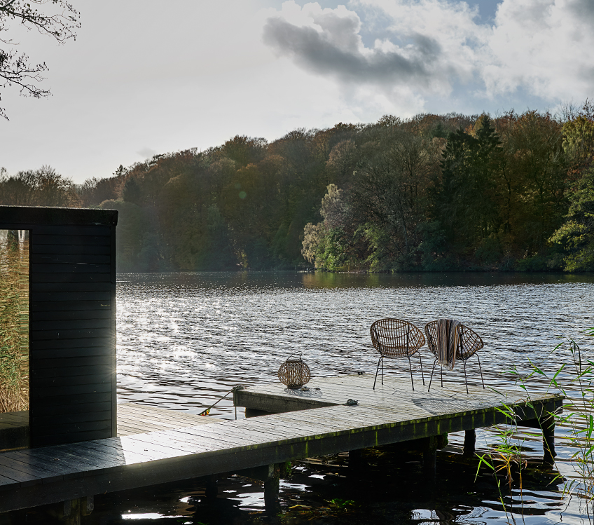 "Deux chaises lounge au bord d'un lac"